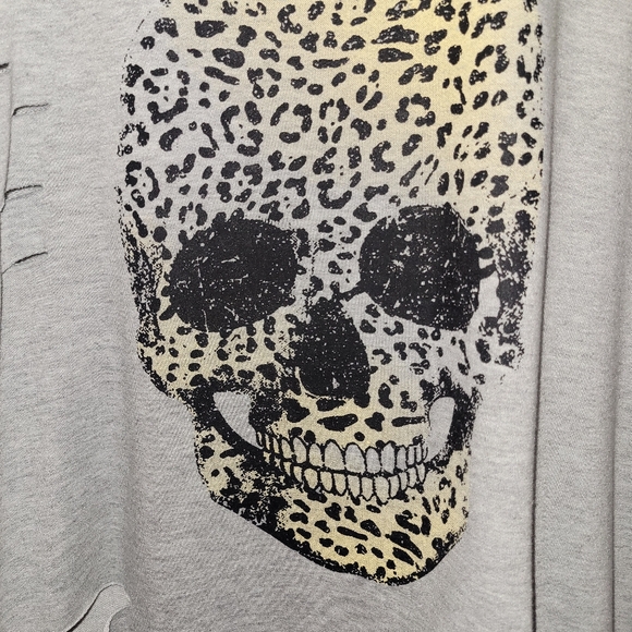 Large distressed skull sweater - Picture 2 of 4